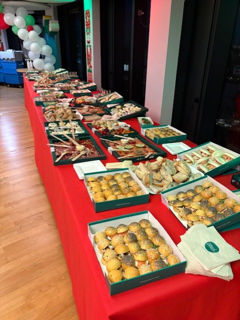 Buffet traiteur d’entreprise installé pour un événement interne à La Défense
