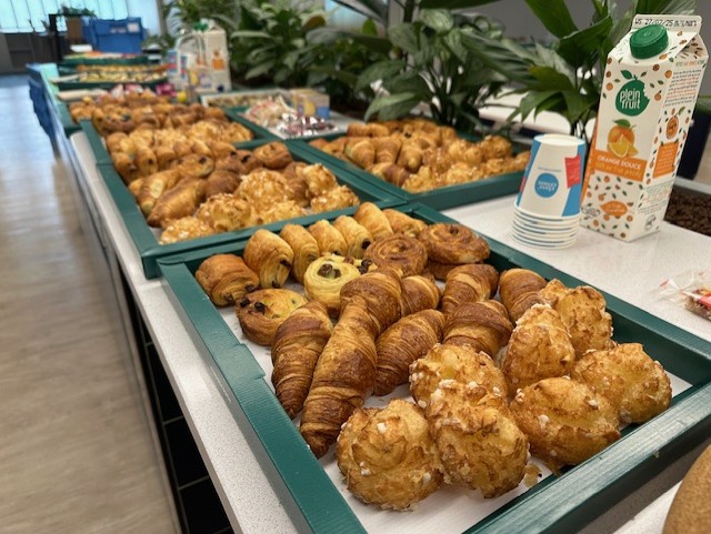 Petit-déjeuner d’entreprise livré avant une réunion matinale